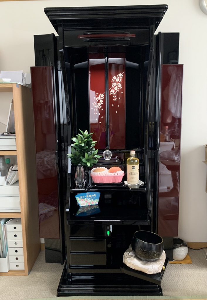 創価学会 家具調仏壇 「京仙華」 黒とうるみ しだれ桜蒔絵付き：早く自分を変える意識も強まり、ご本尊様をより丁寧に大切に感じ取ることができています。