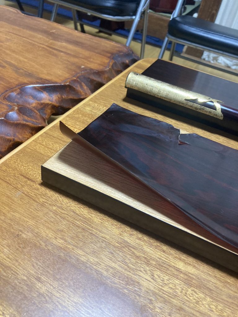 創価仏壇：扉のハガレ！直せますか？他の仏壇屋が無理な修理との事：当店はできます！