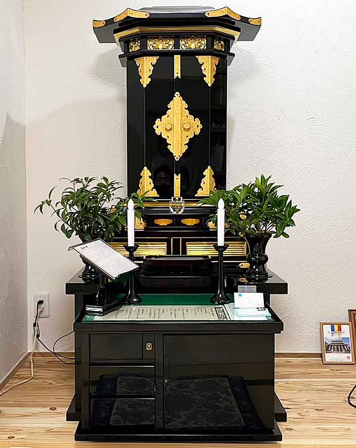 今年の2月に、たまたま見たネットからご縁ができ、今年のうちに希望のお仏壇を購入できました。島さんへはただただ感謝しかありません。