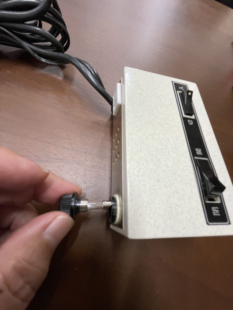 仏壇故障：スイッチのヒューズの場所はどこにあるのか？創価仏壇の照明・自動開閉が出来ない！困った