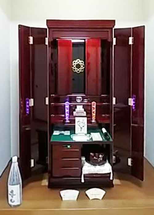 特注仏壇ご依頼の埼玉県のお客様がご報告に来店くださいました：無理だと思って相談しましたが、本当に作ってくれた！島さんは誠実で正直な方です。