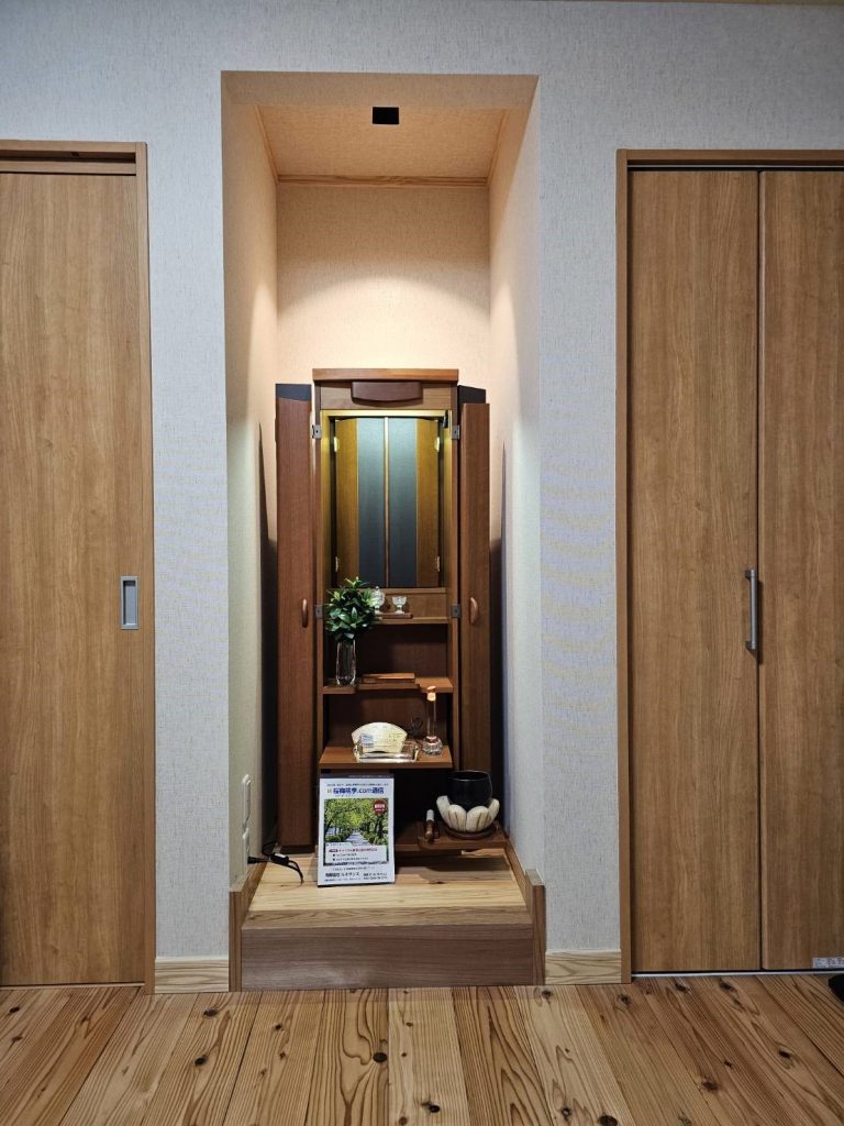 桜梅桃李店長殿：長い間、お仏壇を置かせて頂き、感謝しております。