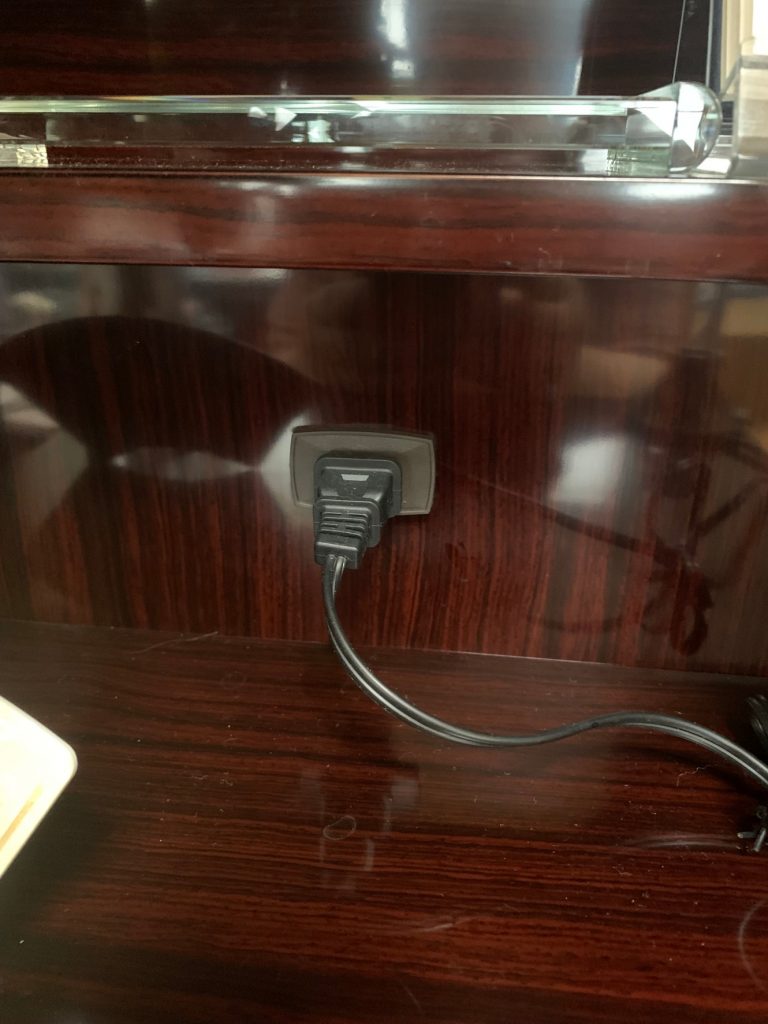 創価仏壇の故障：注意！基本使わない事！：このメスのコンセントは何でしょうか？収納式の経机の奥のやつです！