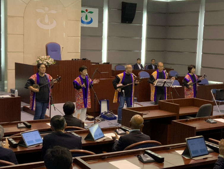 創価仏壇店長：2024年6月18日、古河市議会議場で議場コンサートで沖縄唄三線を演奏させていただきました。（古河市ホームページから掲載）