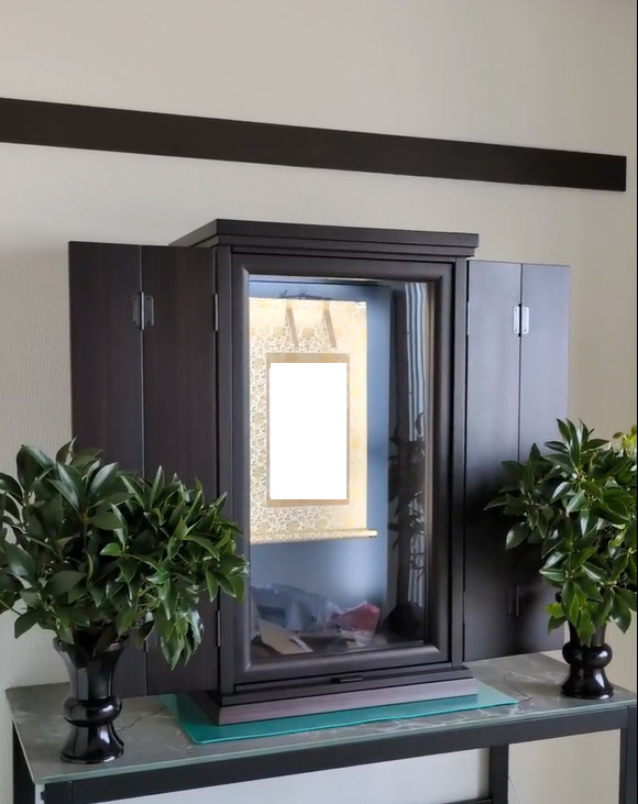 仏壇革命　虚空厨子002 黒檀 :本日関西のお客様宅に無事到着しました！感動したお客様よりお電話頂きました。お客様は表装替えもご希望され二重の喜びをお伝え頂きました。