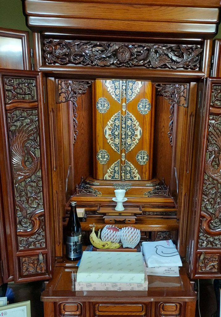 創価仏壇専門店：桜梅桃李の無料電話相談室：ご実家の仏壇処分を考えています。仏壇三辺サイズなど測っていただければお見積もりできます