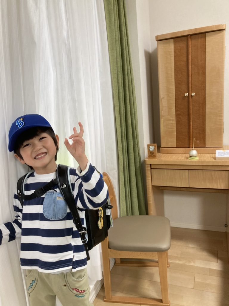 創価学会 イス付仏壇 : 新しいお家で、かわいい息子さんと迎える「ポメリー」の輝き（お子様の出演許可をいただいております）