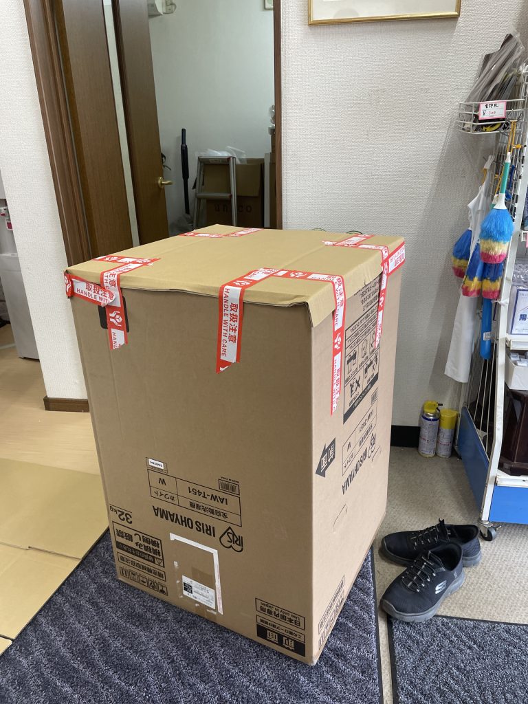 創価学会仏壇の梱包：アートセッティングデリバリさんが梱包の際【取り扱い注意】のテープを用意してくれました。