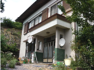 この橋を右折し山道へあがっていきます