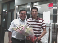 会館内はたくさんの激励の寄せ書きや被災者のための職業斡旋の件や