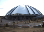 のろのろと渋滞しながら赤信号でストップすると