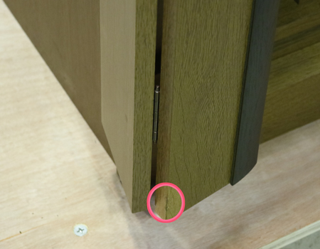 落ち着いたダーク色のお仏壇です。扉を閉めれば洋服ダンスのように見えます。リビング・ダイニング・洋室・和室・にぴったりの家具調仏壇となっております。補修箇所は掲載しております。B級仏壇の為よくご確認の上ご購入ください。製品名 創価学会家具調中古仏壇　BK002設置 和室・洋室・ワンルームにも最適です種別 家具調仏壇サイズ仏壇全体:高149.5cm x 幅59.5cm x 奥行き47.5cm厨子内寸:56cm x 30cm外扉の最大横幅:104.5cm経机引き出した際の最大奥行:約60cm材質 MDF　機能 自動扉・照明灯・引き出し2箇所・特装ご本尊様ご安置可能　格安激安最安値にて販売いたします