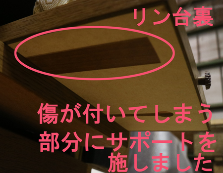 落ち着いたダーク色のお仏壇です。扉を閉めれば洋服ダンスのように見えます。リビング・ダイニング・洋室・和室・にぴったりの家具調仏壇となっております。補修箇所は掲載しております。B級仏壇の為よくご確認の上ご購入ください。製品名 創価学会家具調中古仏壇　BK002設置 和室・洋室・ワンルームにも最適です種別 家具調仏壇サイズ仏壇全体:高149.5cm x 幅59.5cm x 奥行き47.5cm厨子内寸:56cm x 30cm外扉の最大横幅:104.5cm経机引き出した際の最大奥行:約60cm材質 MDF　機能 自動扉・照明灯・引き出し2箇所・特装ご本尊様ご安置可能　格安激安最安値にて販売いたします