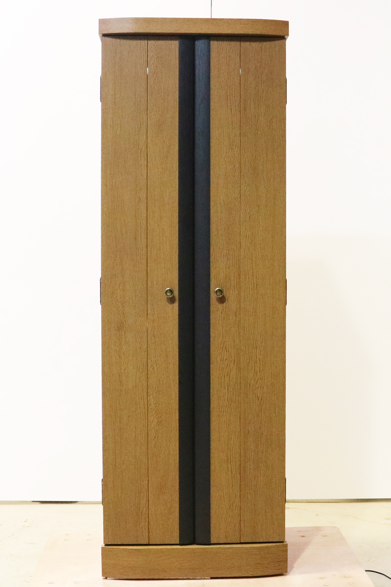 お求めやすいお値段となっております落ち着いた木目と色合いが人気です。ワンルームやマンションなどコンパクトな仏壇です。扉を閉めれば洋服ダンスのように見えます。リビング・ダイニング・洋室・和室・にぴったりの家具調仏壇となっております。補修箇所は掲載しております。 製品名 	創価学会家具調中古仏壇　K003　特装ご本尊様ご安置可能です。 設置 	和室・洋室・ワンルームにも最適です 種別 	家具調仏壇 サイズ 	  仏壇全体:高147cm x 幅49.5cm x 奥行き45cm  厨子内寸: 51cm x 39cm  外扉二つ折り幅:73cm  経机引き出した際の最大奥行:約57cm 	  材質 	MDF　 機能 	自動扉・照明灯・引き出し2箇所・特装ご本尊様ご安置可能です。