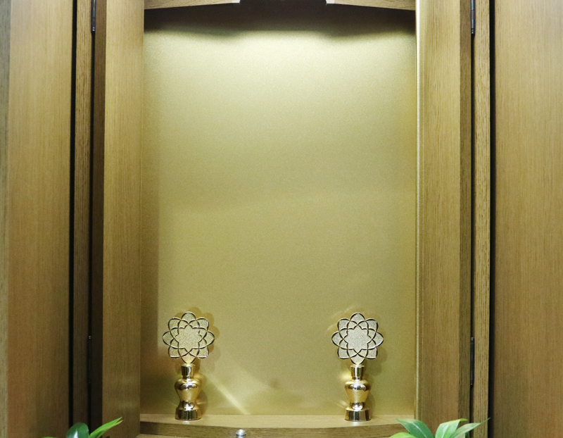 お求めやすいお値段となっております落ち着いた木目と色合いが人気です。ワンルームやマンションなどコンパクトな仏壇です。扉を閉めれば洋服ダンスのように見えます。リビング・ダイニング・洋室・和室・にぴったりの家具調仏壇となっております。補修箇所は掲載しております。 製品名 	創価学会家具調中古仏壇　K003　特装ご本尊様ご安置可能です。 設置 	和室・洋室・ワンルームにも最適です 種別 	家具調仏壇 サイズ 	  仏壇全体:高147cm x 幅49.5cm x 奥行き45cm  厨子内寸: 51cm x 39cm  外扉二つ折り幅:73cm  経机引き出した際の最大奥行:約57cm 	  材質 	MDF　 機能 	自動扉・照明灯・引き出し2箇所・特装ご本尊様ご安置可能です。