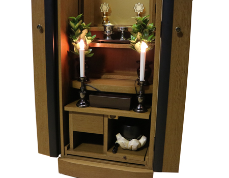 落ち着いたダーク色のお仏壇です。扉を閉めれば洋服ダンスのように見えます。リビング・ダイニング・洋室・和室・にぴったりの家具調仏壇となっております。補修箇所は掲載しております。B級仏壇の為よくご確認の上ご購入ください。製品名 創価学会家具調中古仏壇　BK002設置 和室・洋室・ワンルームにも最適です種別 家具調仏壇サイズ仏壇全体:高149.5cm x 幅59.5cm x 奥行き47.5cm厨子内寸:56cm x 30cm外扉の最大横幅:104.5cm経机引き出した際の最大奥行:約60cm材質 MDF　機能 自動扉・照明灯・引き出し2箇所・特装ご本尊様ご安置可能　格安激安最安値にて販売いたします