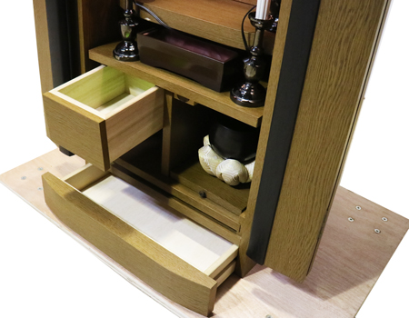 落ち着いたダーク色のお仏壇です。扉を閉めれば洋服ダンスのように見えます。リビング・ダイニング・洋室・和室・にぴったりの家具調仏壇となっております。補修箇所は掲載しております。B級仏壇の為よくご確認の上ご購入ください。製品名 創価学会家具調中古仏壇　BK002設置 和室・洋室・ワンルームにも最適です種別 家具調仏壇サイズ仏壇全体:高149.5cm x 幅59.5cm x 奥行き47.5cm厨子内寸:56cm x 30cm外扉の最大横幅:104.5cm経机引き出した際の最大奥行:約60cm材質 MDF　機能 自動扉・照明灯・引き出し2箇所・特装ご本尊様ご安置可能　格安激安最安値にて販売いたします