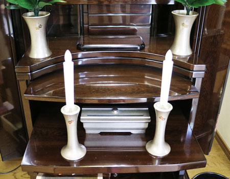 創価学会仏壇専門店桜梅桃李.comより創価学会家具調中古仏壇550の発売です。新品仏壇遥(国産品・鉄刀木・桜蒔絵)洋室和室にぴったり激安最安値仏壇