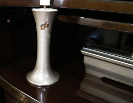 創価学会仏壇専門店桜梅桃李.comより創価学会家具調中古仏壇550の発売です。新品仏壇遥(国産品・鉄刀木・桜蒔絵)洋室和室にぴったり激安最安値仏壇