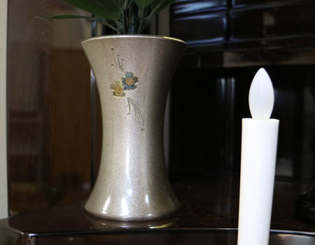 創価学会仏壇専門店桜梅桃李.comより創価学会家具調中古仏壇550の発売です。新品仏壇遥(国産品・鉄刀木・桜蒔絵)洋室和室にぴったり激安最安値仏壇