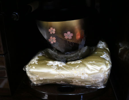 創価学会仏壇専門店桜梅桃李.comより創価学会家具調中古仏壇550の発売です。新品仏壇遥(国産品・鉄刀木・桜蒔絵)洋室和室にぴったり激安最安値仏壇