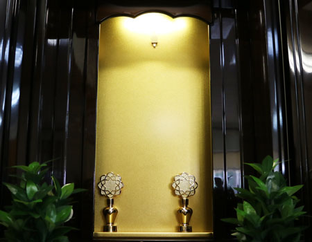 創価学会仏壇専門店桜梅桃李.comより創価学会家具調中古仏壇550の発売です。新品仏壇遥(国産品・鉄刀木・桜蒔絵)洋室和室にぴったり激安最安値仏壇