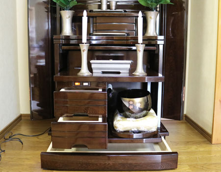 創価学会仏壇専門店桜梅桃李.comより創価学会家具調中古仏壇550の発売です。新品仏壇遥(国産品・鉄刀木・桜蒔絵)洋室和室にぴったり激安最安値仏壇