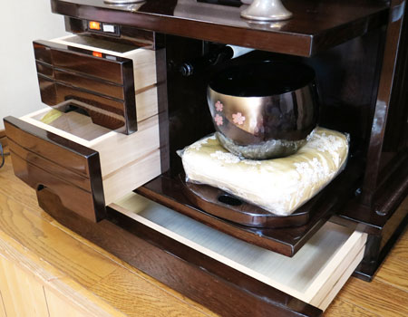 創価学会仏壇専門店桜梅桃李.comより創価学会家具調中古仏壇550の発売です。新品仏壇遥(国産品・鉄刀木・桜蒔絵)洋室和室にぴったり激安最安値仏壇