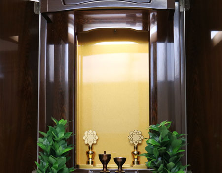 創価学会家具調中古仏壇588鉄刀木タガヤサン限定一本創価学会仏壇専門店桜梅桃李.comより激安最安値で販売中新品仏壇遥(国産品・鉄刀木・桜蒔絵)洋室和室にぴったり激安最安値仏壇