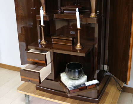 創価学会家具調中古仏壇588鉄刀木タガヤサン限定一本創価学会仏壇専門店桜梅桃李.comより激安最安値で販売中。新品仏壇遥(国産品・鉄刀木・桜蒔絵)洋室和室にぴったり激安最安値仏壇