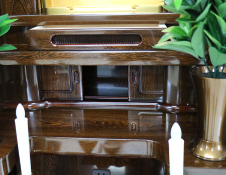 創価学会家具調中古仏壇588鉄刀木タガヤサン限定一本創価学会仏壇専門店桜梅桃李.comより激安最安値で販売中新品仏壇遥(国産品・鉄刀木・桜蒔絵)洋室和室にぴったり激安最安値仏壇