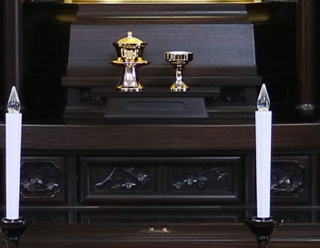 おそろいの黒檀色の独立のリンセット付で、仏壇の荘厳さを高めております。  個人会館・拠点にぴったりです。  また、和室にも合いますので、新築・リフォームの際によくお問い合わせいただく  人気の商品となっております。  また、男子部の拠点にもぴったりの厨子型仏壇tなっております。  仏壇のレイアウトや仏壇設置に関して、お気軽にご相談くださいませ。