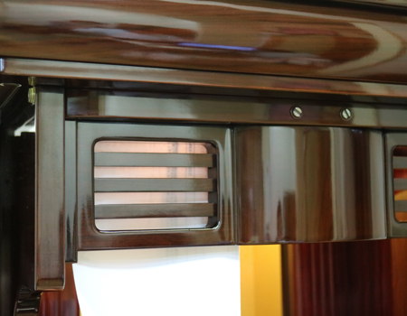 創価学会家具調仏壇中古579　和室洋室リビングダイニングキッチンワンルームに最適　最安値で販売しております。女子部男子部婦人部に大人気　白ゆりの蒔絵とすずらんが特徴的桜梅桃李.comより発売