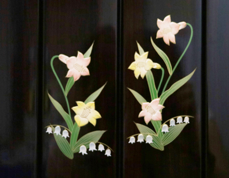 創価学会家具調仏壇中古579　和室洋室リビングダイニングキッチンワンルームに最適　最安値で販売しております。女子部男子部婦人部に大人気　白ゆりの蒔絵とすずらんが特徴的桜梅桃李.comより発売