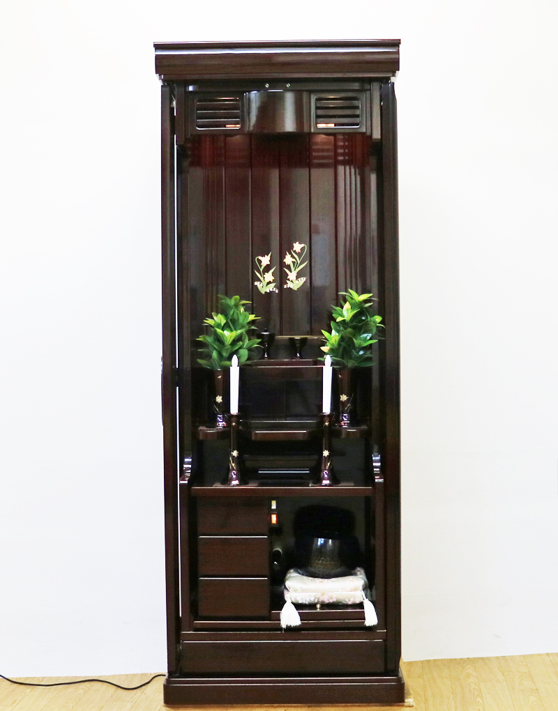 創価学会家具調仏壇中古579　和室洋室リビングダイニングキッチンワンルームに最適　最安値で販売しております。女子部男子部婦人部に大人気　白ゆりの蒔絵とすずらんが特徴的桜梅桃李.comより発売