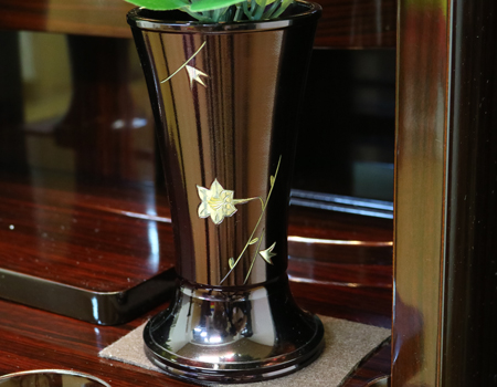 創価学会家具調仏壇中古579　和室洋室リビングダイニングキッチンワンルームに最適　最安値で販売しております。女子部男子部婦人部に大人気　白ゆりの蒔絵とすずらんが特徴的桜梅桃李.comより発売