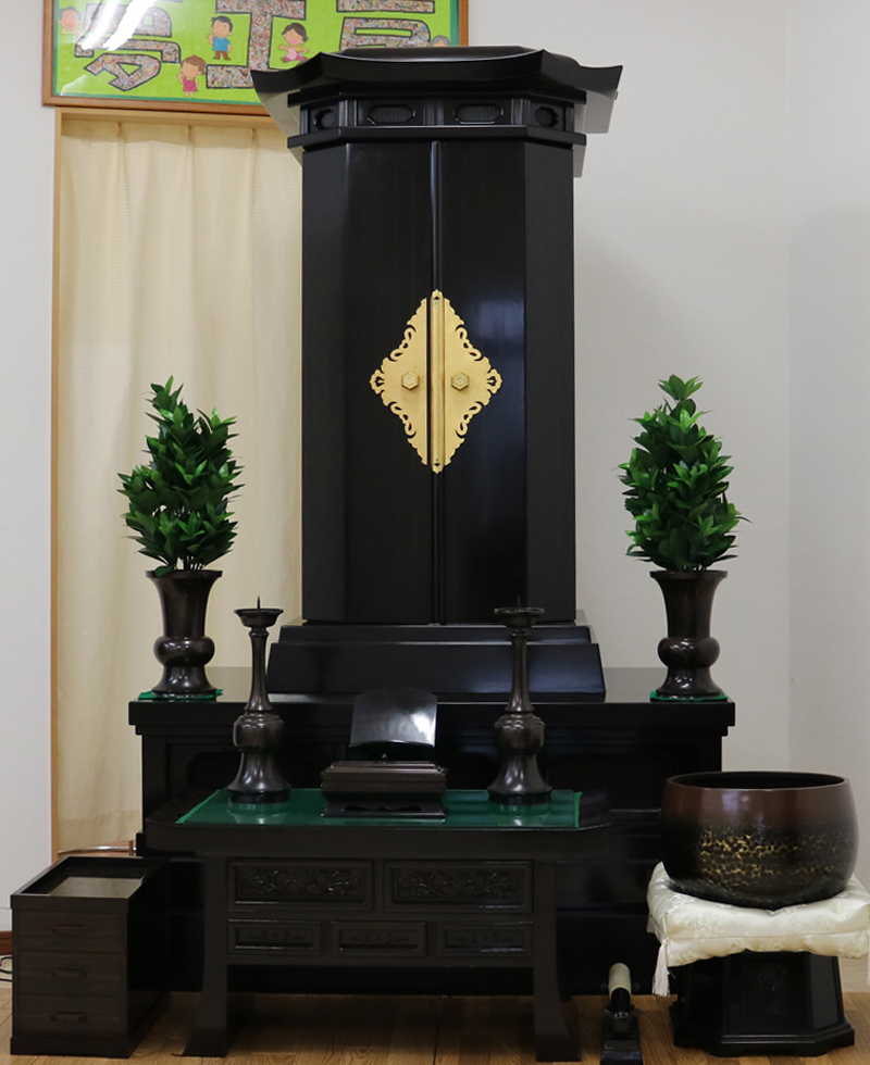 創価学会厨子型仏壇　拠点・会場・和室に最適　支部拠点地区拠点　本部拠点　男子部　四者　黒檀　大型仏壇　SGI仏壇　中古B580　創価学会仏壇専門店桜梅桃李.comより発売