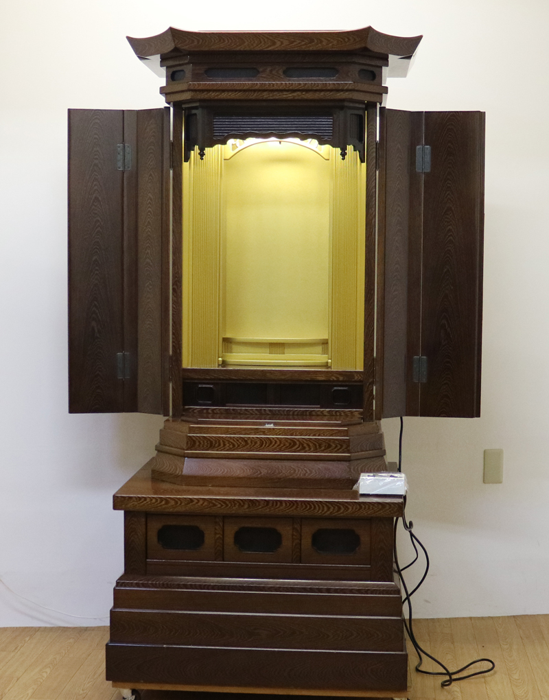 お仏壇外扉をあけ通常の開き方をいたしますと、外扉最大幅は約121  cmです。