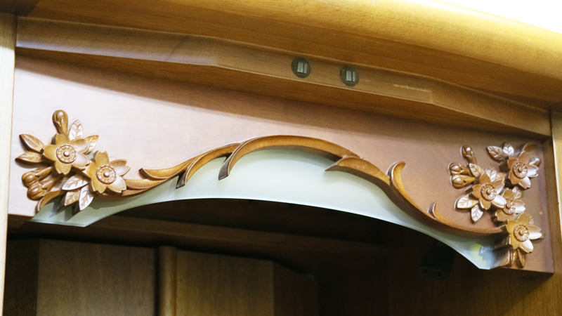 創価学会家具調仏壇 中古仏壇 桜彫 欄間 二段重ね 木の優しい空間 女子部・婦人部に大人気洋室　リビング　一人暮らし　DK　女子部　婦人部　激安　最安値　訳アリ