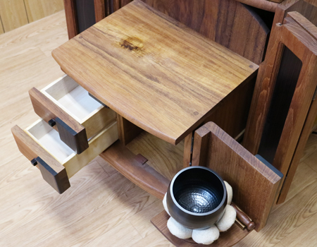 創価学会中古仏壇593　家具調仏壇　金剛堂モデル　白ゆり　ヨーロピアン　チーク　無垢　洋室・リビング・一人暮らし・引っ越し・新居・結婚に最適　創価学会仏壇の買取中古仏壇販売なら当店にお任せください　格安・激安にて最安値にて販売いたします。　創価学会仏壇専門店桜梅桃李.comが販売いたします