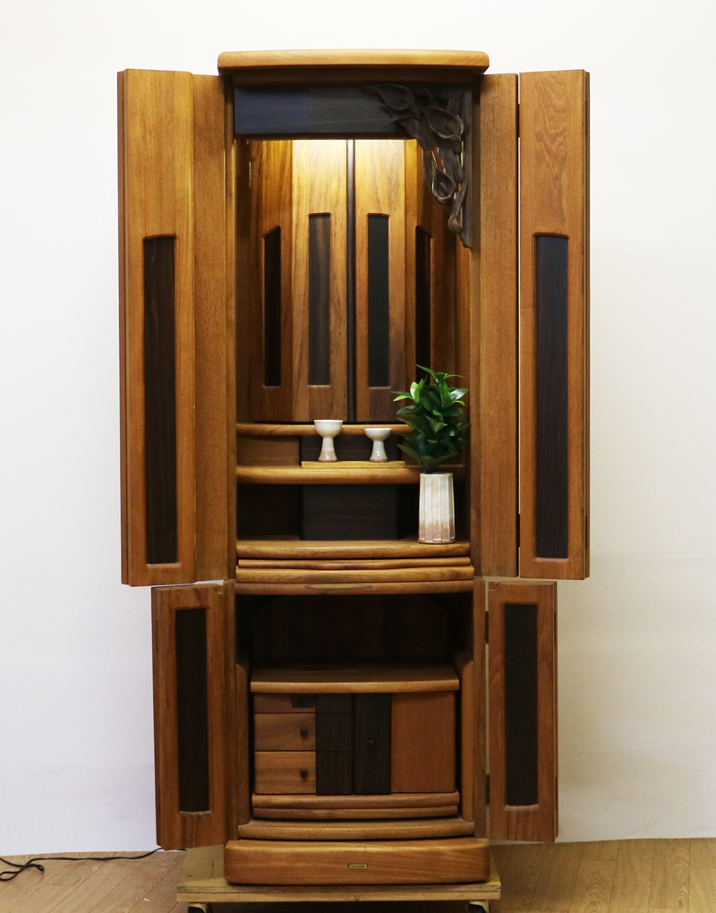 創価学会中古仏壇593　家具調仏壇　金剛堂モデル　白ゆり　ヨーロピアン　チーク　無垢　洋室・リビング・一人暮らし・引っ越し・新居・結婚に最適　創価学会仏壇の買取中古仏壇販売なら当店にお任せください　格安・激安にて最安値にて販売いたします。　創価学会仏壇専門店桜梅桃李.comが販売いたします