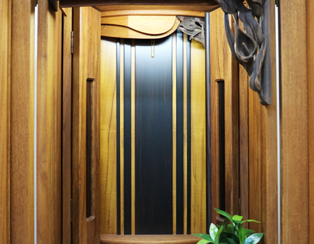 創価学会中古仏壇593　家具調仏壇　金剛堂モデル　白ゆり　ヨーロピアン　チーク　無垢　洋室・リビング・一人暮らし・引っ越し・新居・結婚に最適　創価学会仏壇の買取中古仏壇販売なら当店にお任せください　格安・激安にて最安値にて販売いたします。　創価学会仏壇専門店桜梅桃李.comが販売いたします