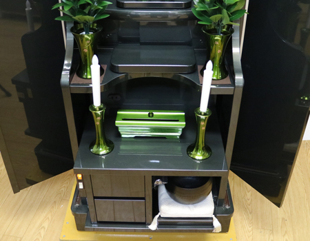 厨子内  仏具 創価学会家具調仏壇　メタリック　グリーン　オーダーメイド　594 洋室・デザイナーズ　に最適 SGI仏壇 創価学会仏壇専門店桜梅桃李より発売いたします。創価学会仏壇の買取中古仏壇販売なら、当店にお任せください。最安値激安でご提供させていただきます。	創価学会家具調仏壇　メタリック　グリーン　オーダーメイド　594 洋室・デザイナーズ　に最適 SGI仏壇 創価学会仏壇専門店桜梅桃李より発売いたします。創価学会仏壇の買取中古仏壇販売なら、当店にお任せください。最安値激安でご提供させていただきます。 厨子内は金色塗装を施してございます。    上記掲載仏具は、仏壇に合った特別なお色で揃えてございます。