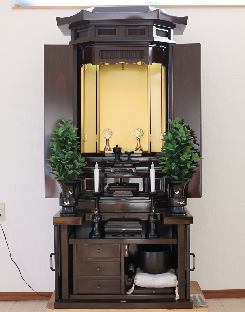 厨子型収納仏壇599です。鉄刀木の艶有塗装のお仏壇です。和室拠点におすすめのお仏壇です。すっきりとした厨子型仏壇で、ご自宅の家具にも馴染むお色となっております。憧れの厨子型仏壇を激安で販売させていただきます　創価学会厨子型仏壇