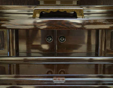 厨子型収納仏壇599です。鉄刀木の艶有塗装のお仏壇です。和室拠点におすすめのお仏壇です。すっきりとした厨子型仏壇で、ご自宅の家具にも馴染むお色となっております。憧れの厨子型仏壇を激安で販売させていただきます　創価学会厨子型仏壇