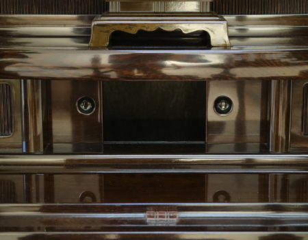 厨子型収納仏壇599です。鉄刀木の艶有塗装のお仏壇です。和室拠点におすすめのお仏壇です。すっきりとした厨子型仏壇で、ご自宅の家具にも馴染むお色となっております。憧れの厨子型仏壇を激安で販売させていただきます　創価学会厨子型仏壇