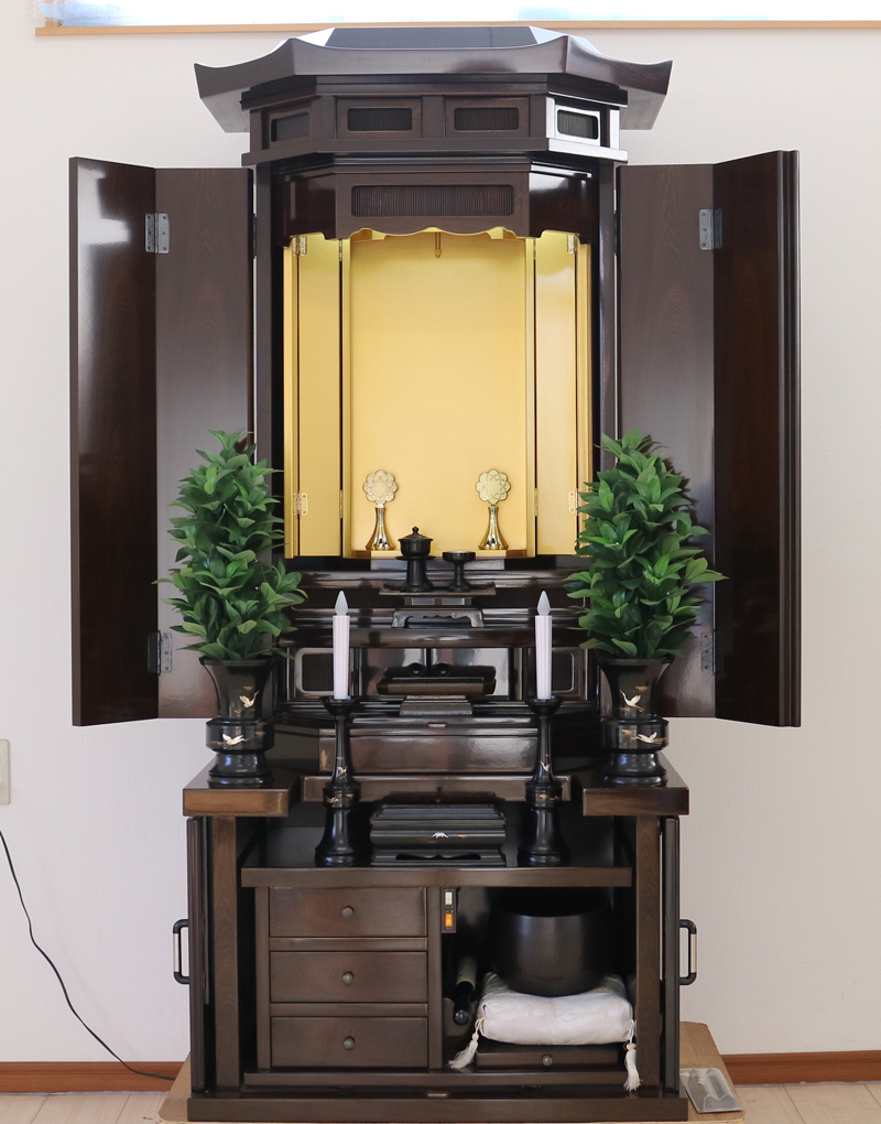 厨子型収納仏壇599です。鉄刀木の艶有塗装のお仏壇です。和室拠点におすすめのお仏壇です。すっきりとした厨子型仏壇で、ご自宅の家具にも馴染むお色となっております。憧れの厨子型仏壇を激安で販売させていただきます　創価学会厨子型仏壇