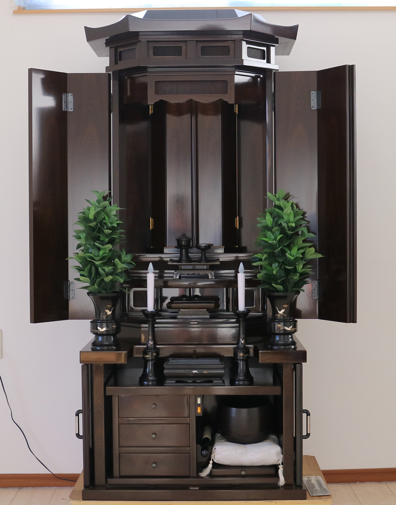 厨子型収納仏壇599です。鉄刀木の艶有塗装のお仏壇です。和室拠点におすすめのお仏壇です。すっきりとした厨子型仏壇で、ご自宅の家具にも馴染むお色となっております。憧れの厨子型仏壇を激安で販売させていただきます　創価学会厨子型仏壇