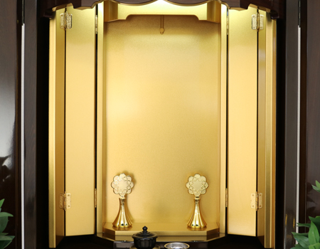 厨子型収納仏壇599です。鉄刀木の艶有塗装のお仏壇です。和室拠点におすすめのお仏壇です。すっきりとした厨子型仏壇で、ご自宅の家具にも馴染むお色となっております。憧れの厨子型仏壇を激安で販売させていただきます　創価学会厨子型仏壇