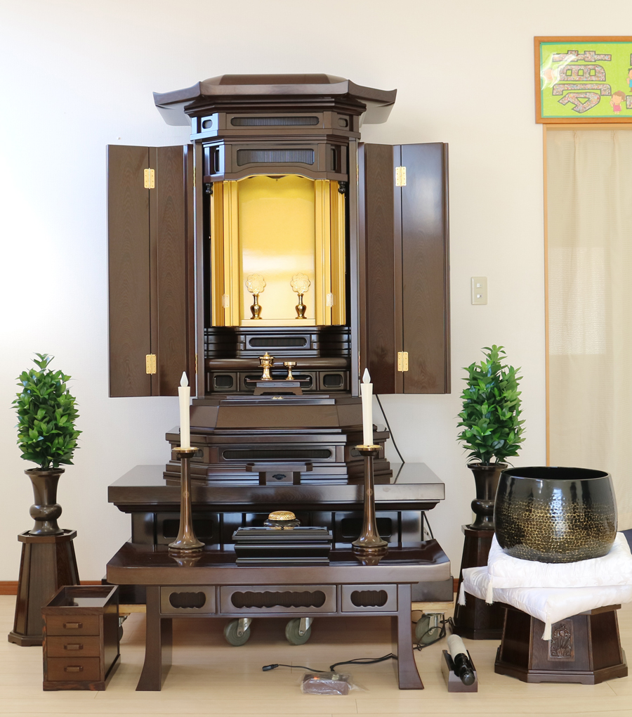 創価学会仏壇専門店桜梅桃李.comより、中古仏壇の商品を発売いたします。創価学会厨子型中古仏壇鉄刀木　605　男子部拠点・本部拠点・支部拠点・地区拠点に最適です。大型仏壇です。